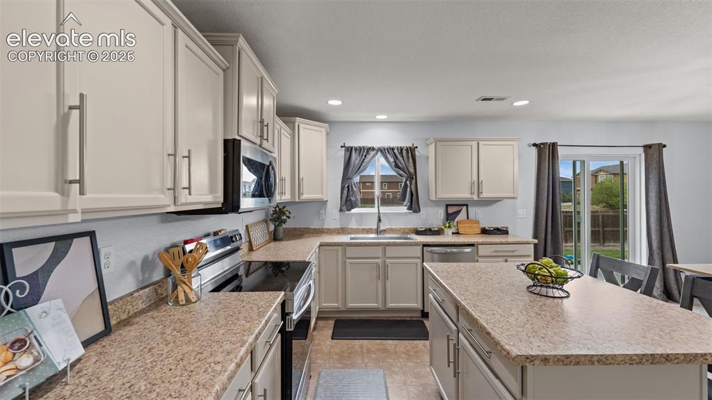 Image 11 of 40: Kitchen