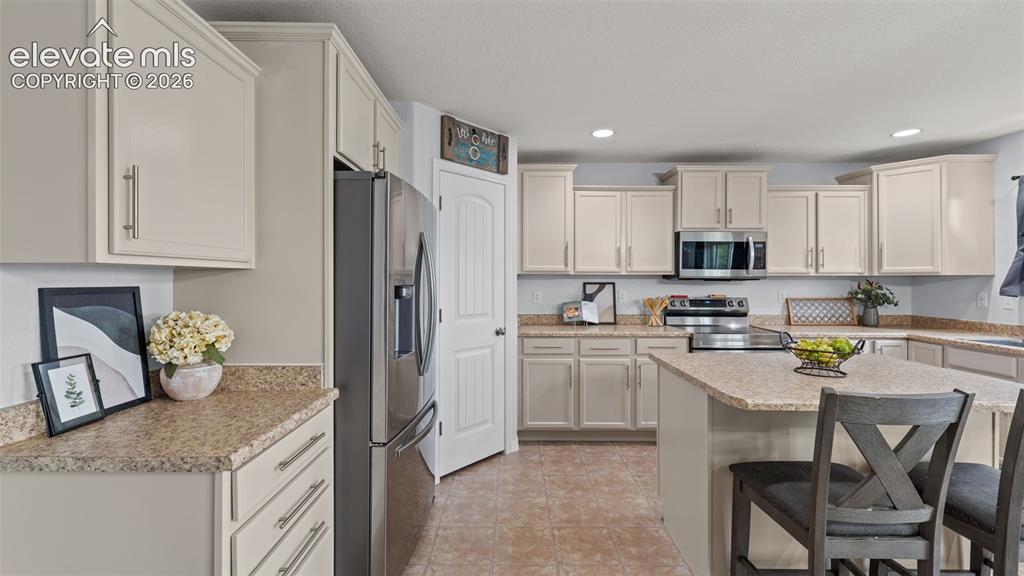 Image 14 of 40: Kitchen