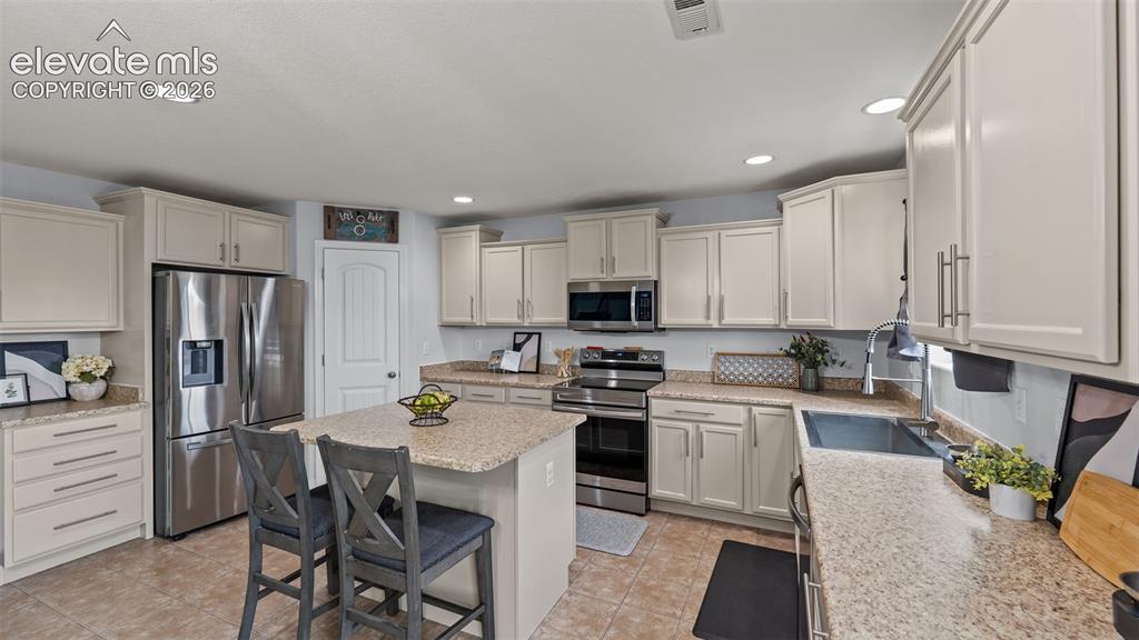 Image 15 of 40: Kitchen