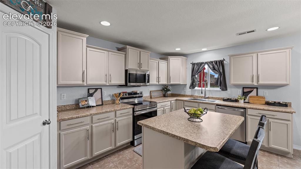 Image 17 of 40: Kitchen
