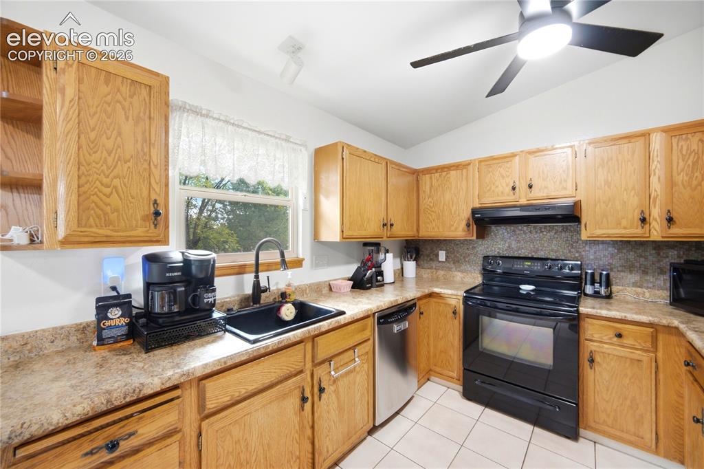 Image 10 of 30: Kitchen