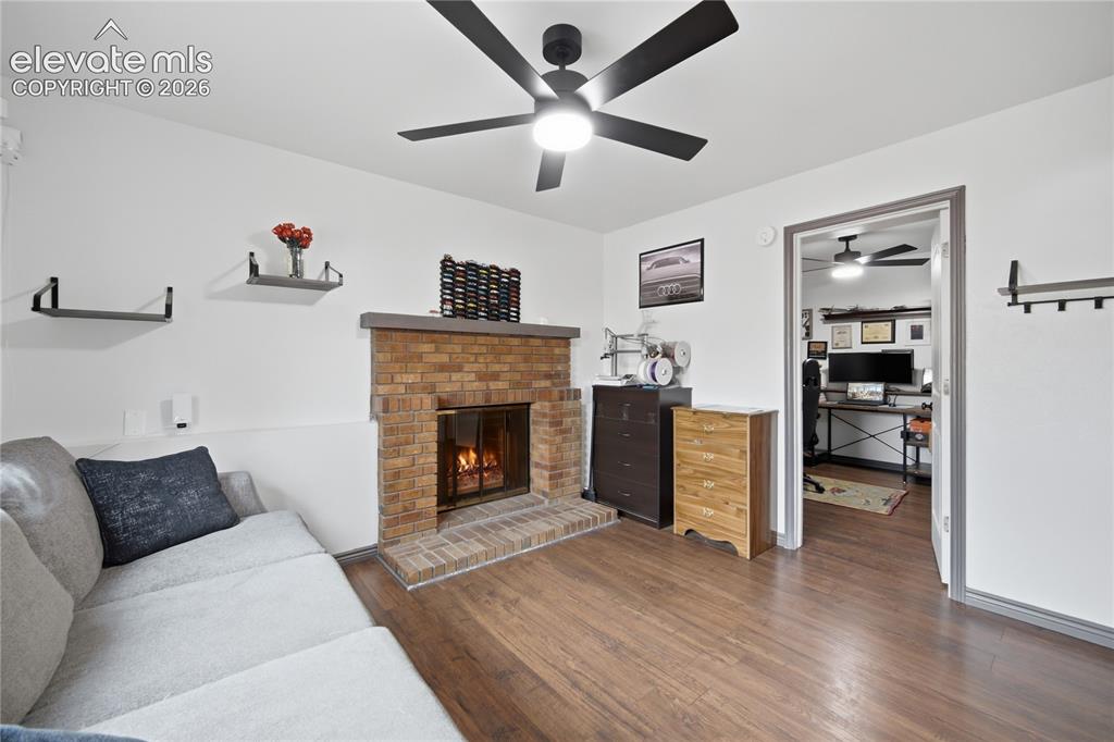 Image 18 of 30: Living Room