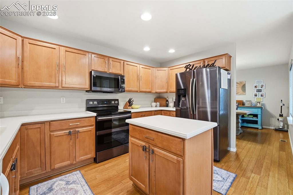 Image 10 of 49: Kitchen