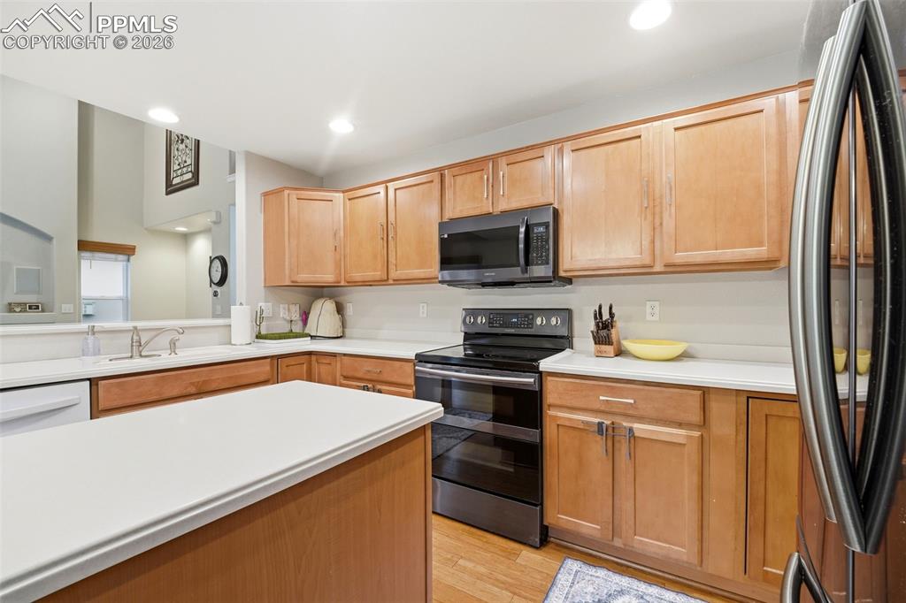 Image 12 of 49: Kitchen