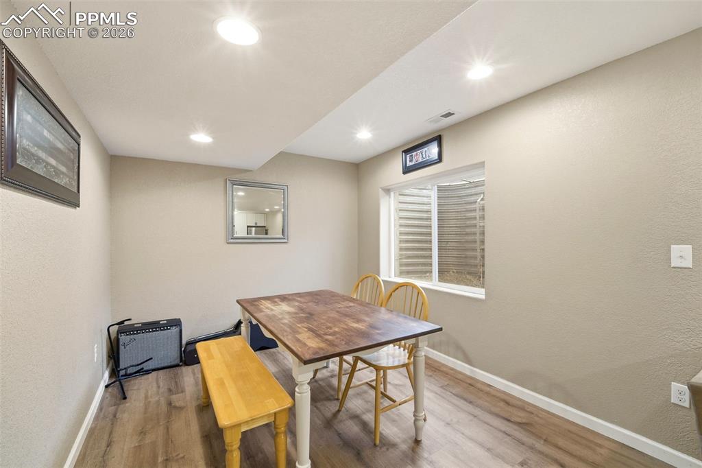 Image 34 of 49: Dining Area