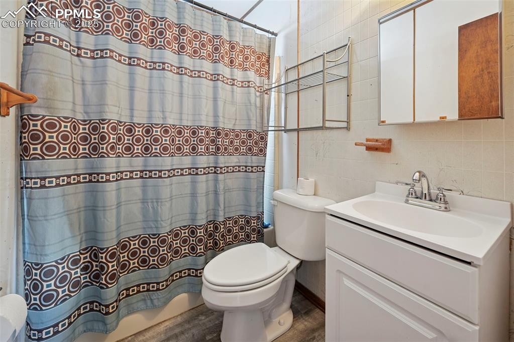 Image 12 of 27: Bathroom