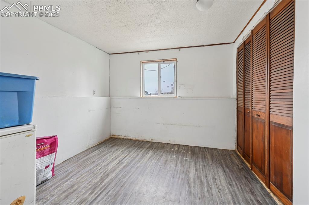 Image 21 of 27: Bedroom