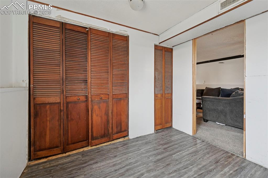 Image 22 of 27: Bedroom