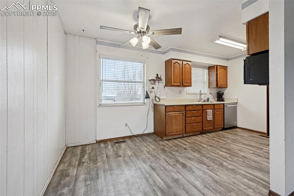 Image 7 of 27: Kitchen