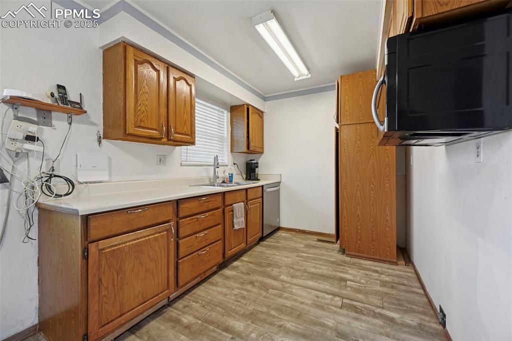 Image 8 of 27: Kitchen