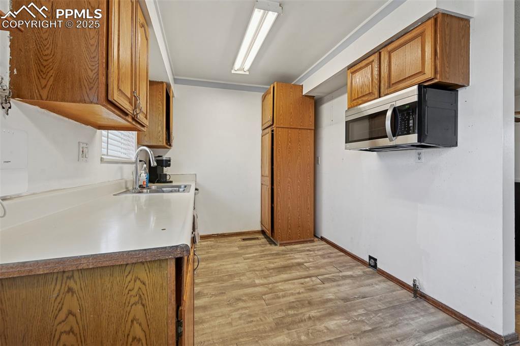 Image 9 of 27: Kitchen