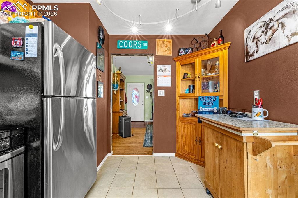 Image 10 of 49: Kitchen