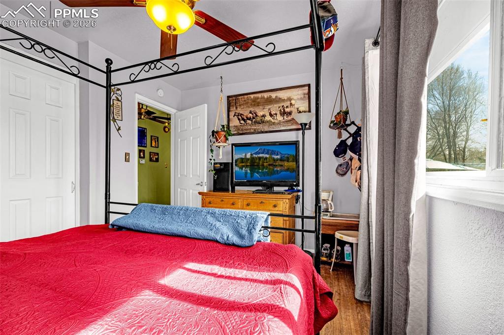 Image 13 of 49: Bedroom