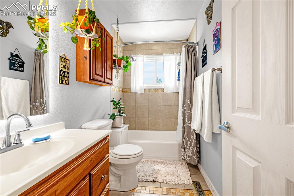 Image 14 of 49: Bathroom