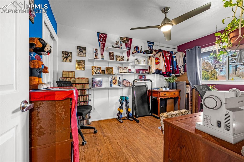 Image 16 of 49: Office