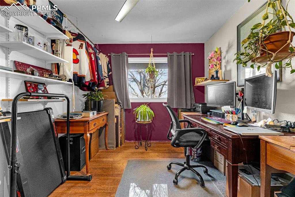 Image 17 of 49: Office