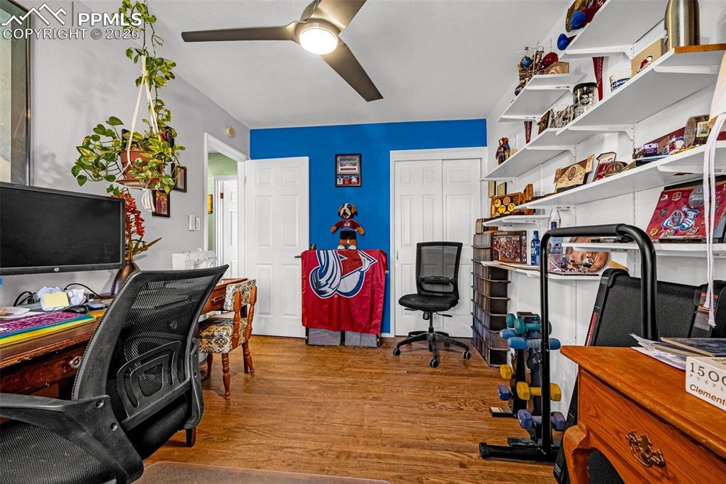 Image 18 of 49: Office