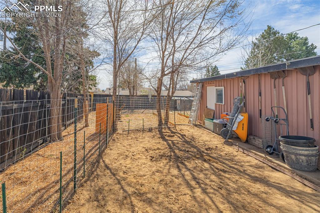 Image 21 of 49: Yard