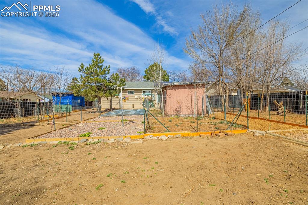 Image 23 of 49: Yard