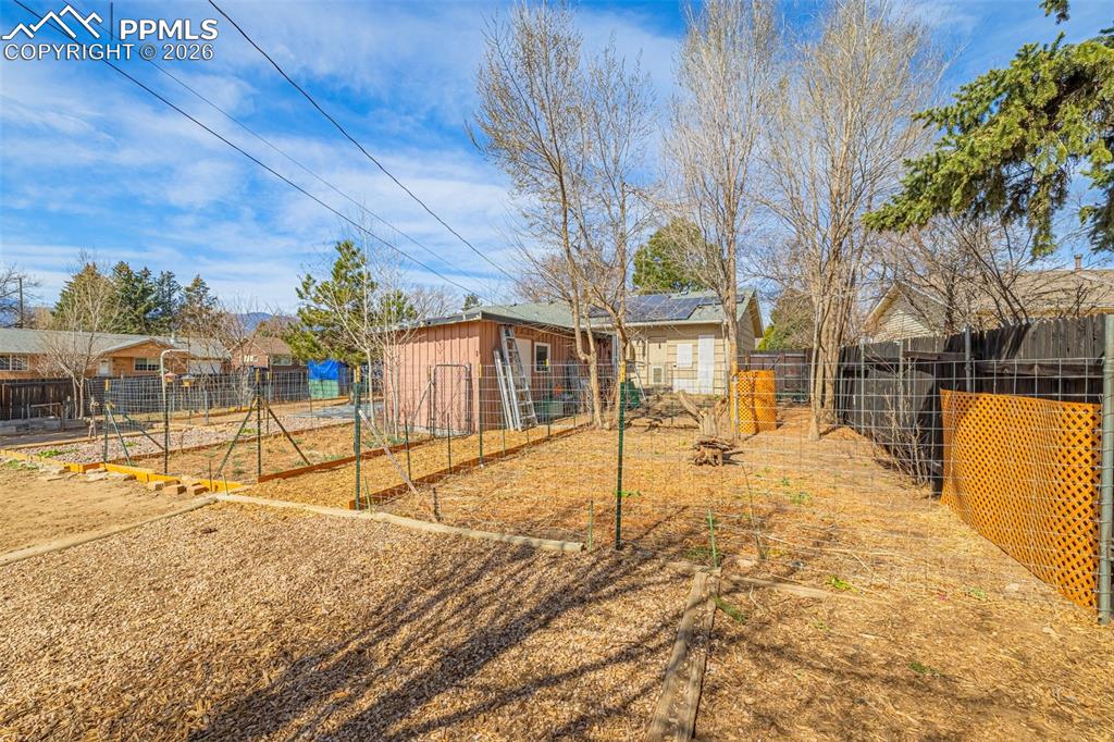 Image 24 of 49: Yard