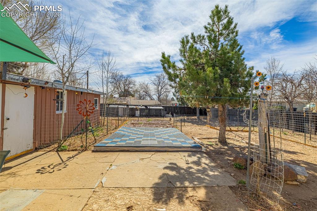 Image 26 of 49: Yard