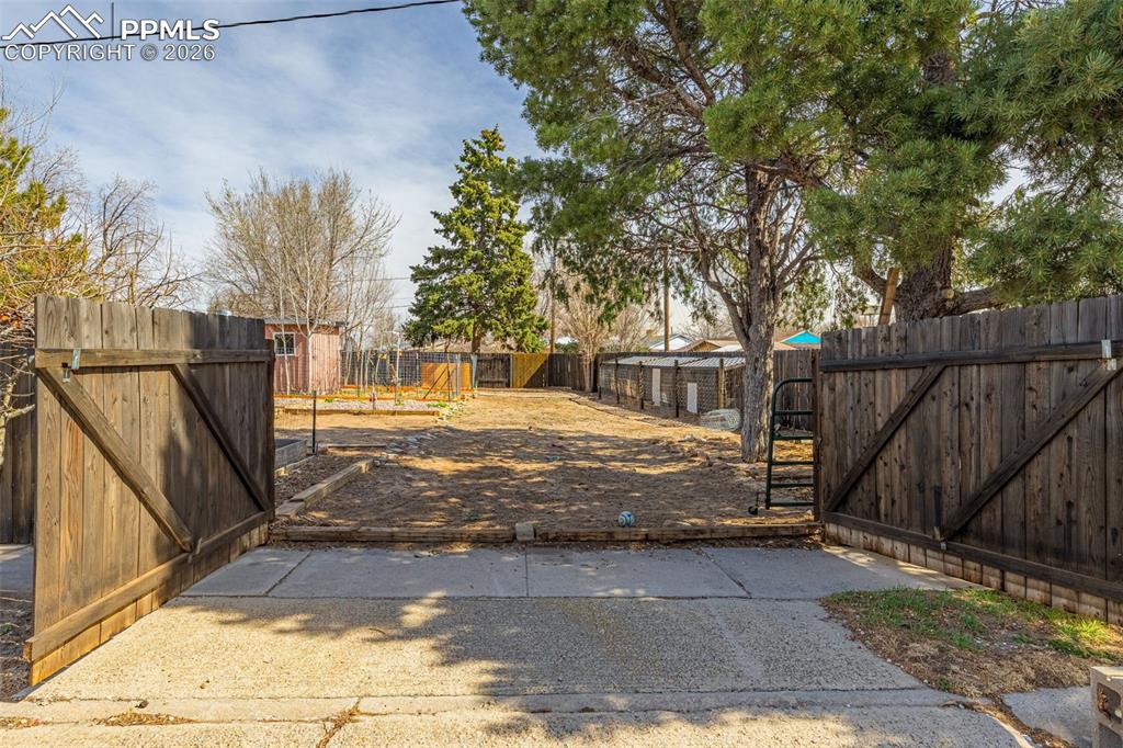 Image 27 of 49: Yard