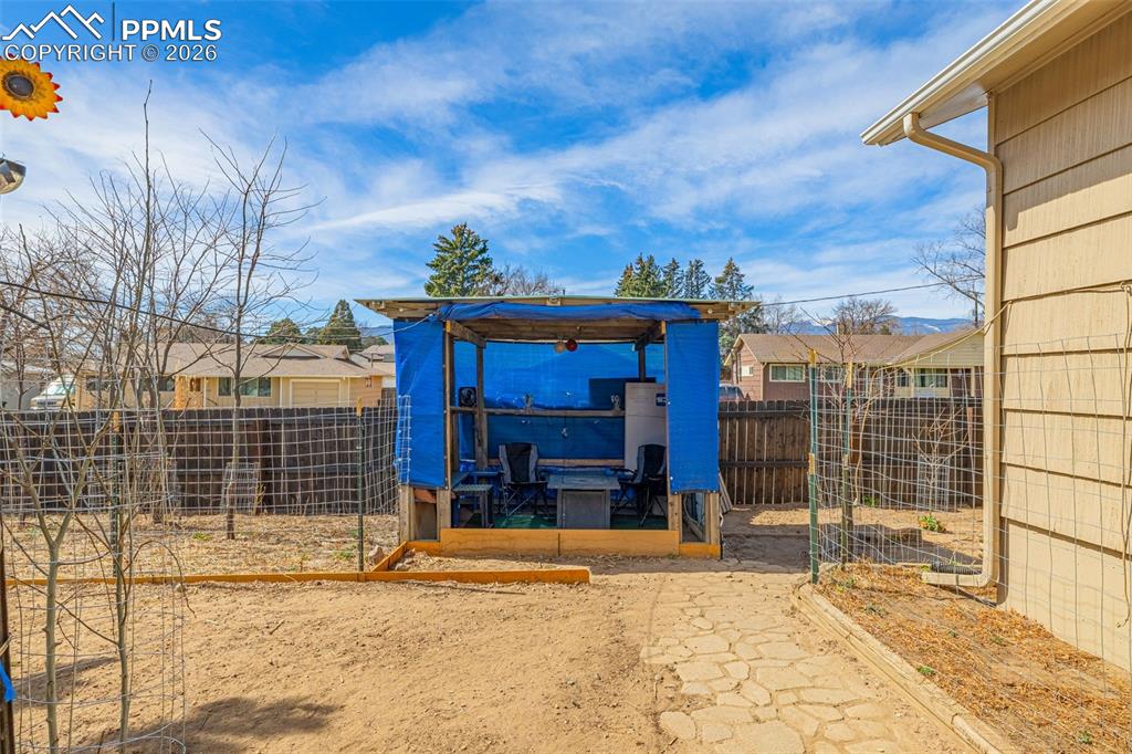 Image 28 of 49: Yard