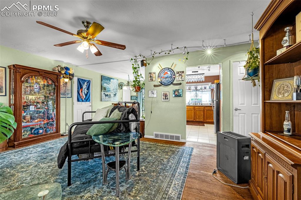 Image 4 of 49: Dining Area