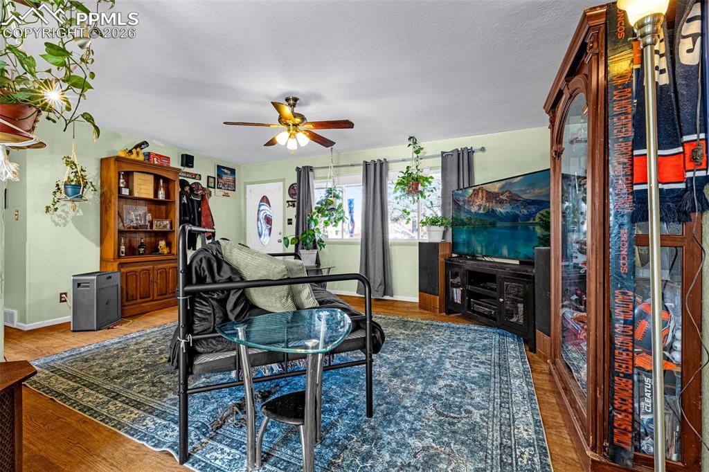 Image 5 of 49: Dining Area