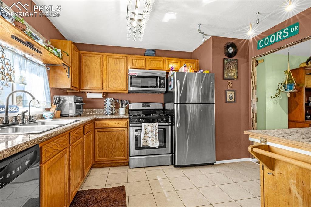 Image 9 of 49: Kitchen