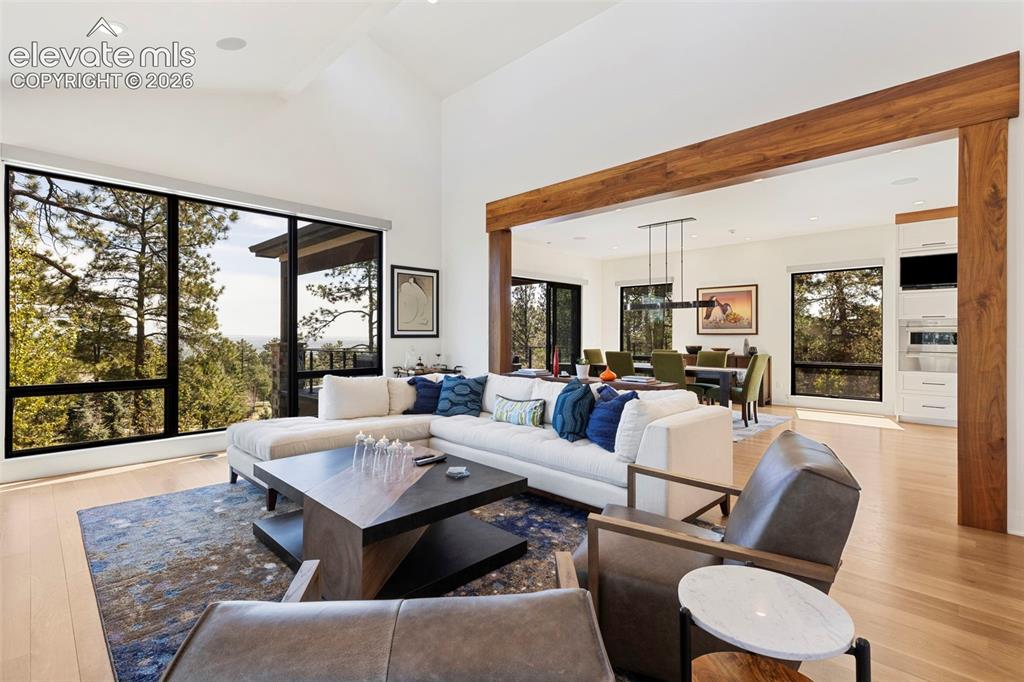 Image 8 of 50: Living Room