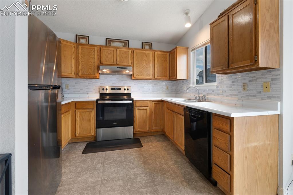 Image 10 of 43: Kitchen