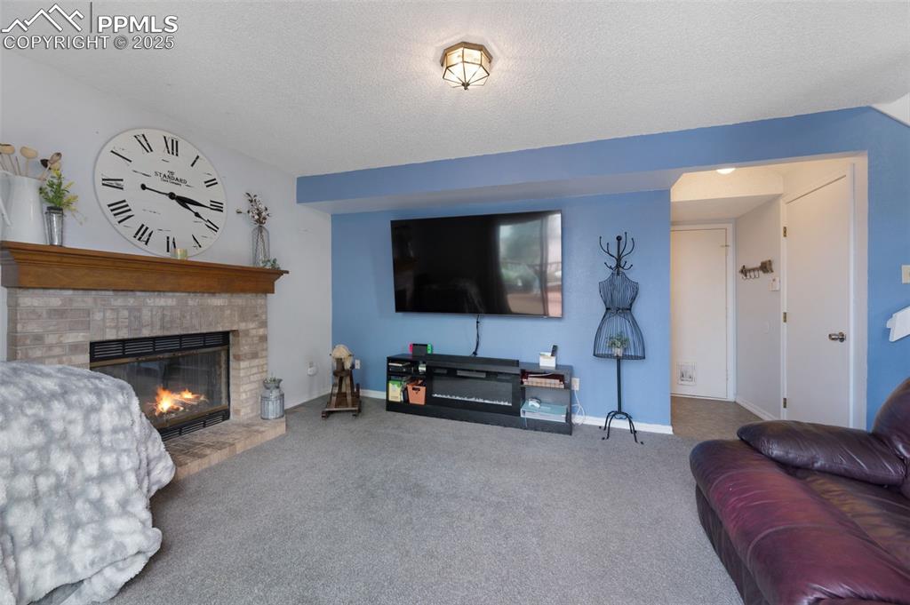 Image 18 of 43: Living Room