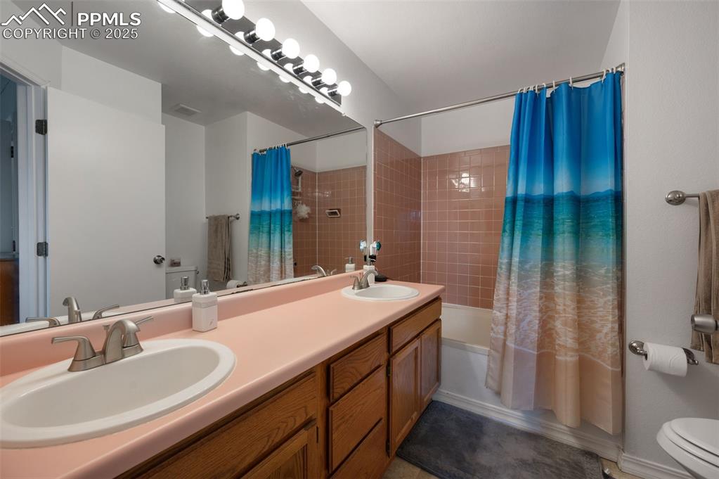 Image 26 of 43: Bathroom