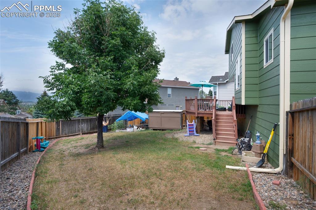 Image 40 of 43: Yard