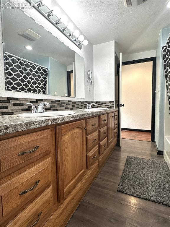 Image 10 of 40: Bathroom