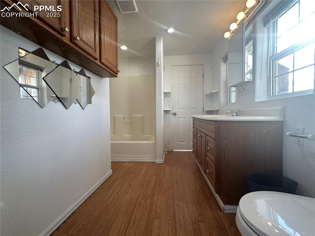 Image 15 of 40: Bathroom