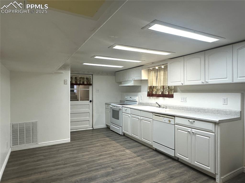 Image 23 of 40: Kitchen