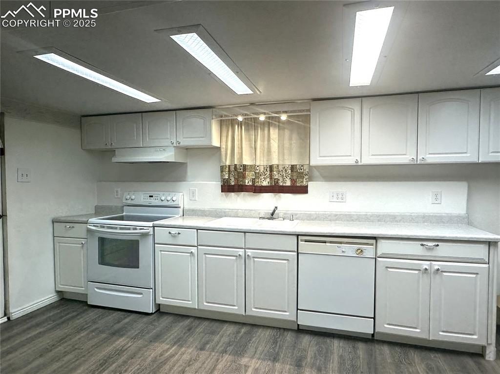 Image 24 of 40: Kitchen