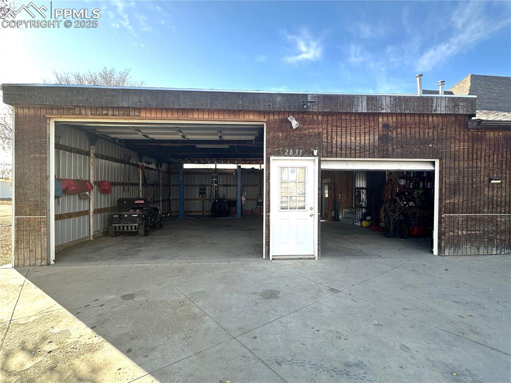 Image 34 of 40: Garage