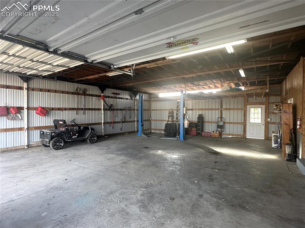 Image 35 of 40: Garage