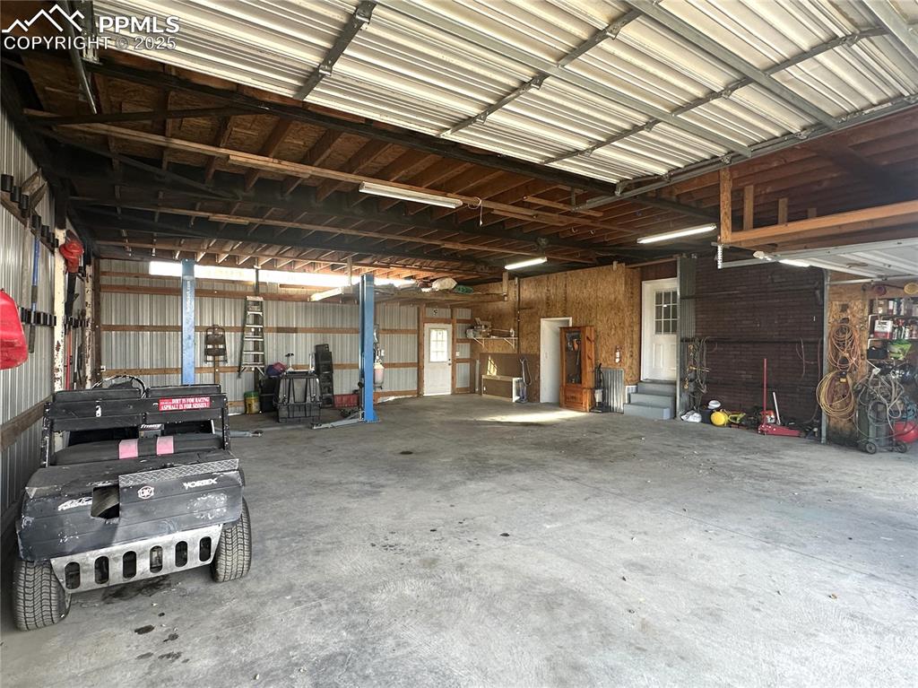 Image 36 of 40: Garage