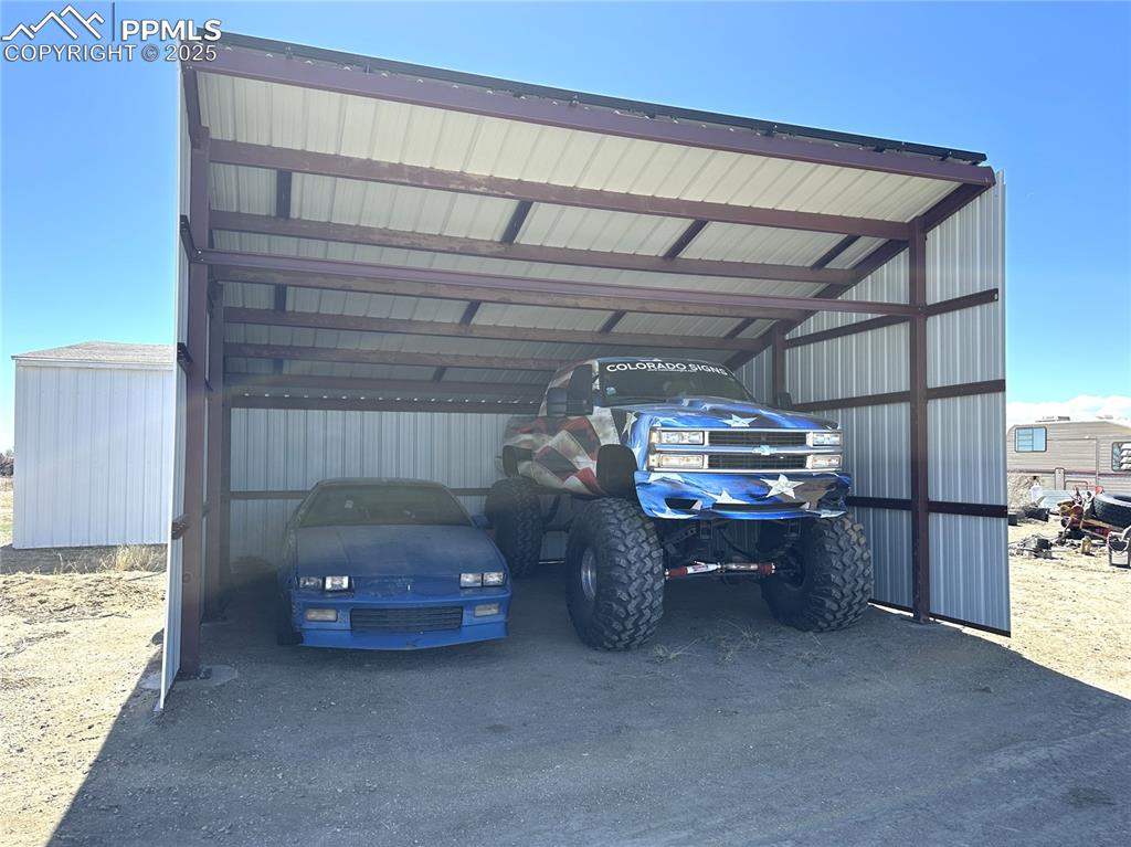 Image 37 of 40: Parking