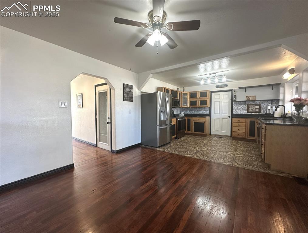 Image 5 of 40: Kitchen