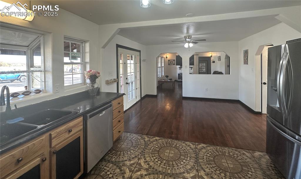 Image 6 of 40: Kitchen