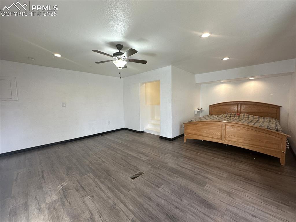 Image 8 of 40: Bedroom