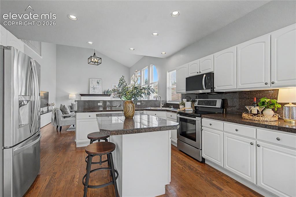 Image 15 of 44: Kitchen