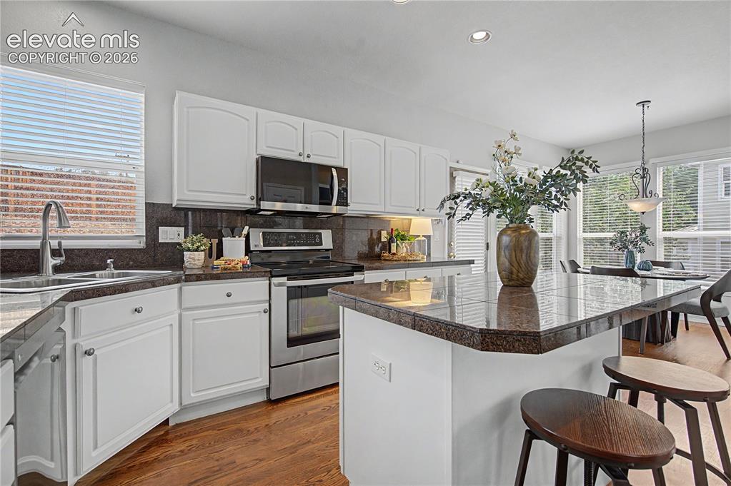 Image 16 of 44: Kitchen