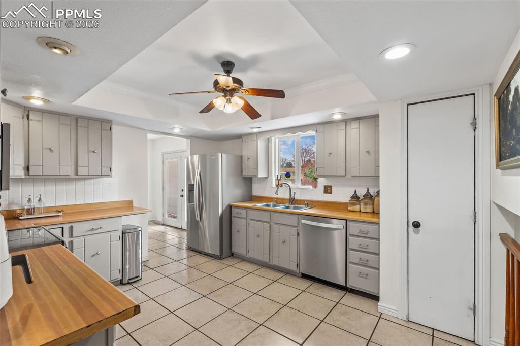 Image 11 of 40: Kitchen