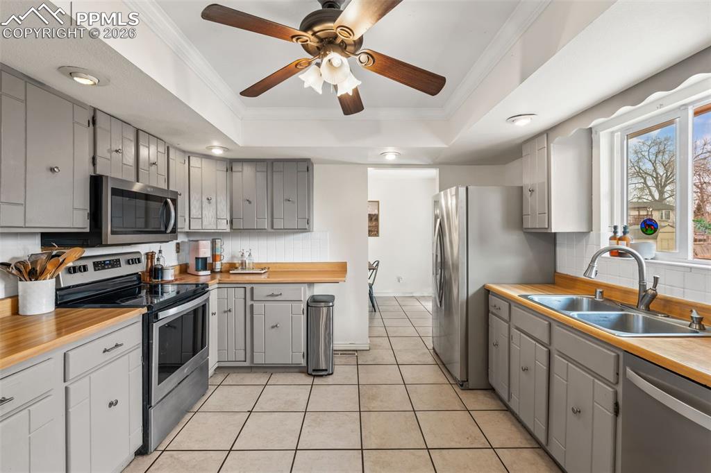 Image 12 of 40: Kitchen